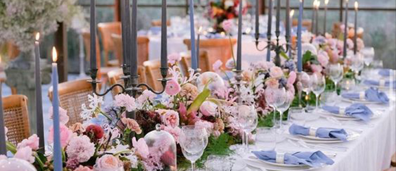 Pod talerze złote: jak użyć w dekoracji weselnej?