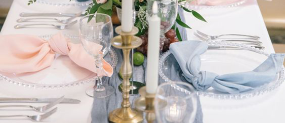 Podtalerz dekoracyjny na stole weselnym