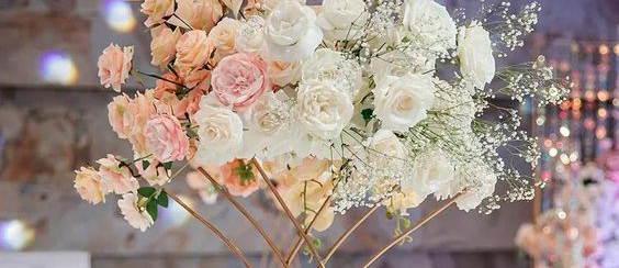 Stojaki na kwiaty w aranżacji kościoła na ślub: Jak znaleźć idealne rozwiązanie na Twoje wesele?