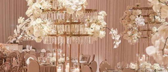 Jak wykorzystać stojak karuzela w stylu glamour? Pomysł na luksusową dekorację weselną