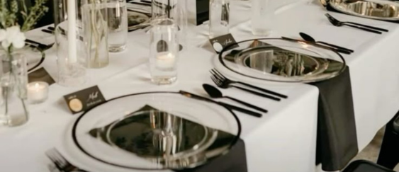 Szklane podtalerze – Detale, które podkreślą elegancję stołu weselnego