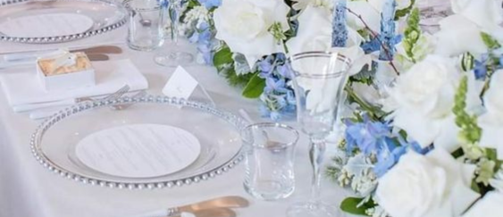 Szklane podtalerze w stylu glamour – must have do Twojej sali weselnej