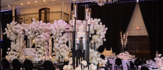 Weselna klasyka w nowym wydaniu: czarny świecznik i białe kwiaty